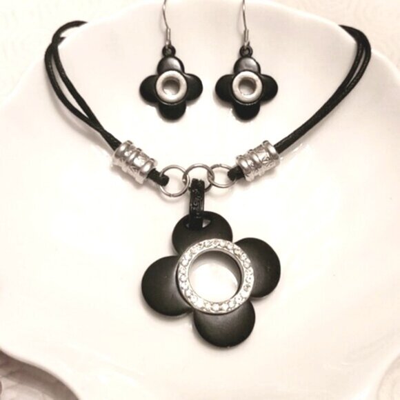 Floral Black and Silver Costume Jewelry Flower Pendant Necklace Dangle Earrings - Picture 1 of 6